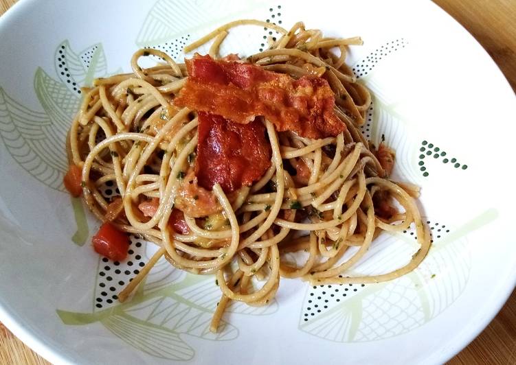 Spaghetti con pomodori, pesto e bacon