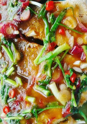 Hình của món Cá chim chiên giòn sốt me cay.