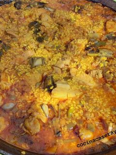 Una foto de Arroz con pollo y alcachofas