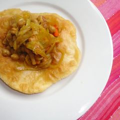 A picture of Chole Batura / Bhature छोले भटूरे.