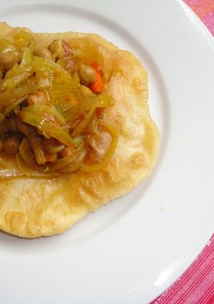 A picture of Chole Batura / Bhature छोले भटूरे.