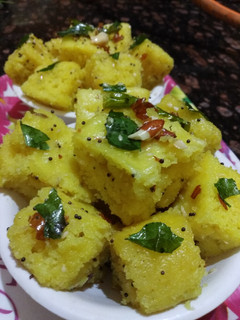 बेसन और सूजी का ढोकला (besan aur suji ka dhokla recipe in Hindi) रेसिपी मुख्य फोटो