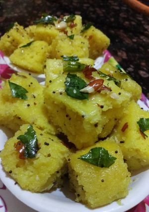 बेसन और सूजी का ढोकला (besan aur suji ka dhokla recipe in Hindi) रेसिपी मुख्य फोटो