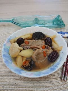香菇茭白筍土雞湯 的食譜成品照片