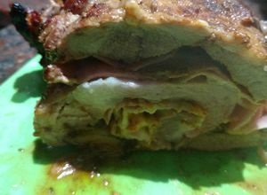Una foto de Bondiola rellena a la cerveza con batatas asadas