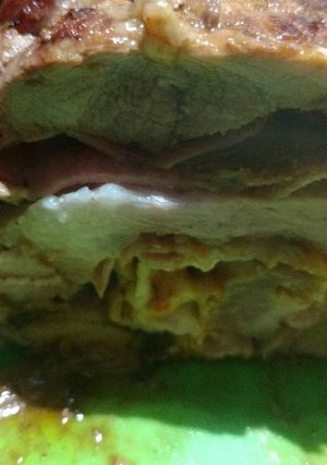 Una foto de Bondiola rellena a la cerveza con batatas asadas