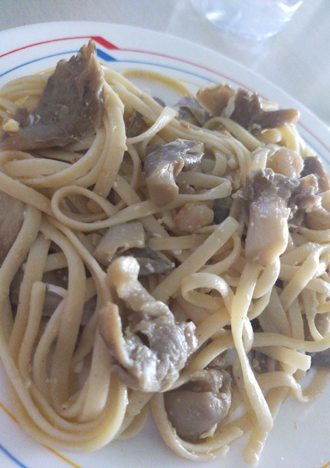 Una foto de Tallarines con setas y gambas