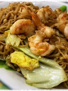炒泡麵系列-蝦仁高麗菜炒泡麵 的食譜成品照片