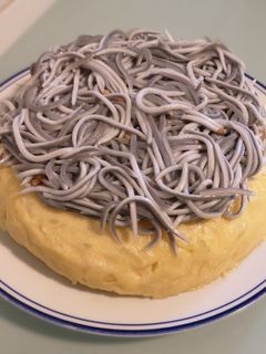 Una foto de Tortilla de patata con cebolla y gulas