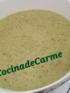 Una foto de Crema de calabacín, champiñones y patata