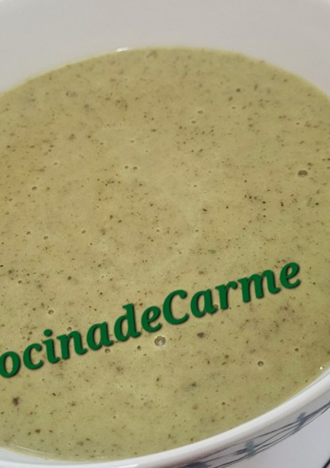 Una foto de Crema de calabacín, champiñones y patata