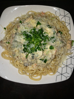 Una foto de Tallarines con salsa blanca de verduras y pollo. Jorge