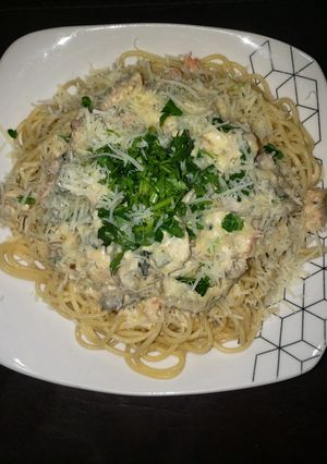 Una foto de Tallarines con salsa blanca de verduras y pollo. Jorge
