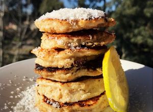 Una foto de Pancakes de coco y avena saludables (con un toque de limón)