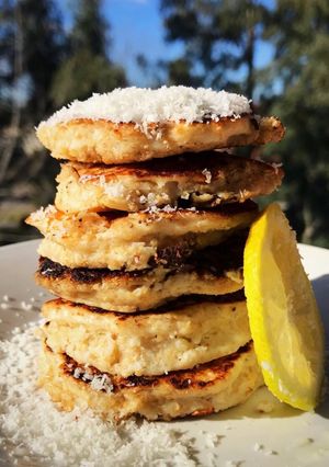 Una foto de Pancakes de coco y avena saludables (con un toque de limón)