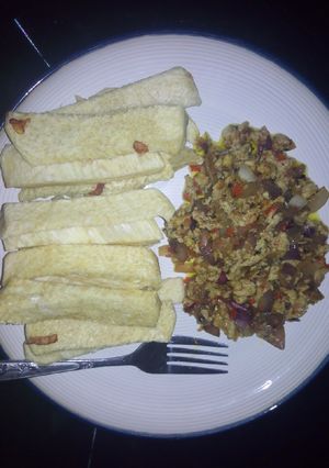 A picture of Fried yam with egg sauce.