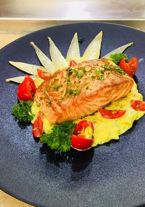 Hình của món Cá hồi vs sốt Bơ mayonnaise.