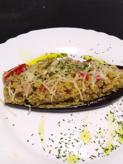 Una foto de Berenjena rellena de quinoa atún y pimientos