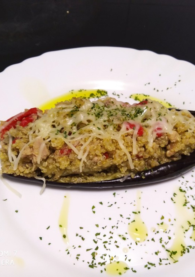 Una foto de Berenjena rellena de quinoa atún y pimientos