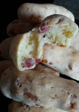 Una foto de Chipa con salame