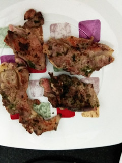 Una foto de Chuletas de cordero con ajo y perejil