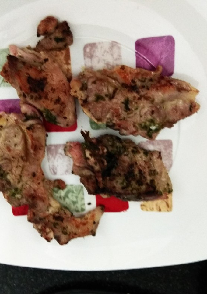 Una foto de Chuletas de cordero con ajo y perejil