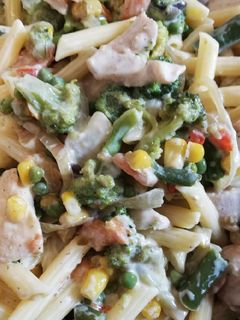 Tejszínes zöldséges tészta csirkemellel recept fotója