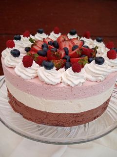 Una foto de Torta mousse napolitana