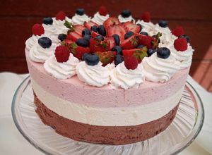 Una foto de Torta mousse napolitana