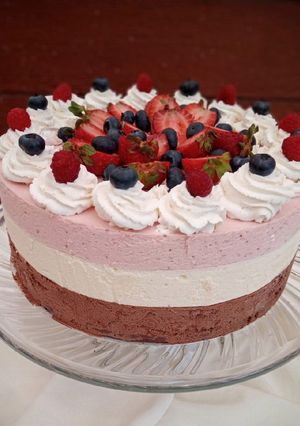 Una foto de Torta mousse napolitana