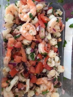 Una foto de Ensalada de camarones y pulpo