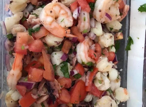 Una foto de Ensalada de camarones y pulpo
