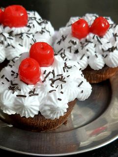 चॉकलेट कप केक (chocolate cupcake recipe in Hindi) रेसिपी मुख्य फोटो