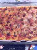 Pizza gustosa con gorgonzola e salsiccia