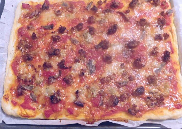 Pizza gustosa con gorgonzola e salsiccia