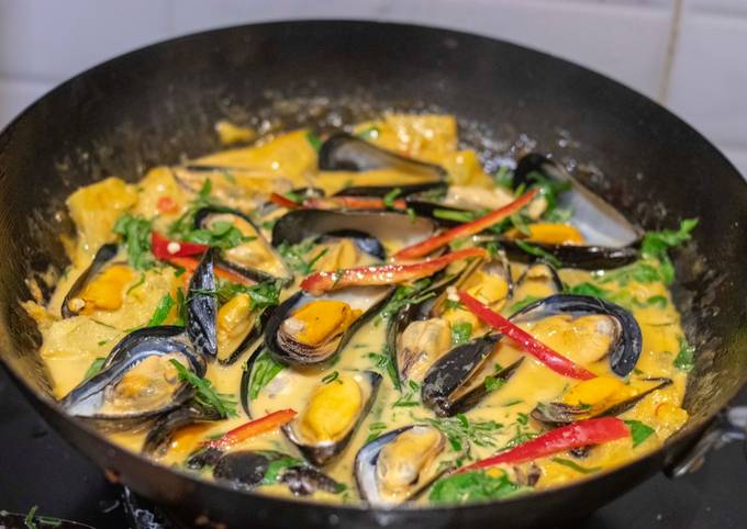 Red curry mussels with pineapple and wild betel leaves. แกงคั่วหอยแมลงภู่กับใบชะพลู