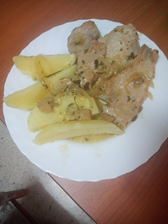 Una foto de Filetes de cinta de lomo en salsa de champiñones y papas cocidas