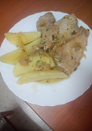 Una foto de Filetes de cinta de lomo en salsa de champiñones y papas cocidas