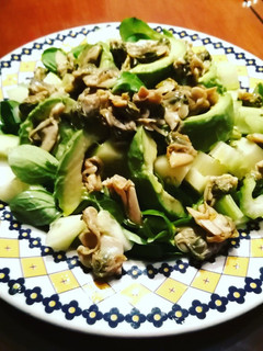 Una foto de Ensalada de canónigos con berberechos, aguacate y pepino