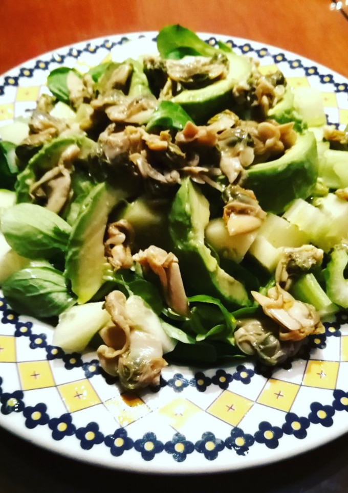 Una foto de Ensalada de canónigos con berberechos, aguacate y pepino