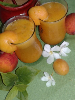 आडू ऑरेंज मॉकटेल (Aadu orange mocktail recipe in hindi) रेसिपी मुख्य फोटो