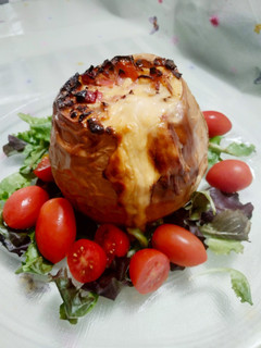 Una foto de Calabaza rellena con queso azul, jamón y nata