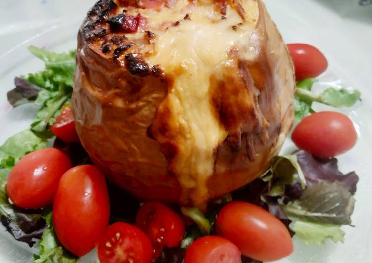 Calabaza rellena con queso azul, jamón y nata