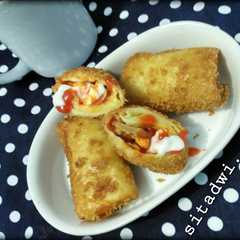 A picture of Risole sosis mayo saus bolognese.