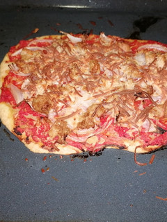Una foto de Pizza de atún y cebolla