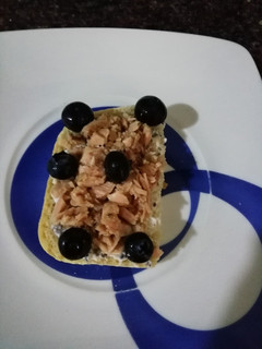 Una foto de Torrada casera: Yogur con chía, avena, nueces, atún y arándanos