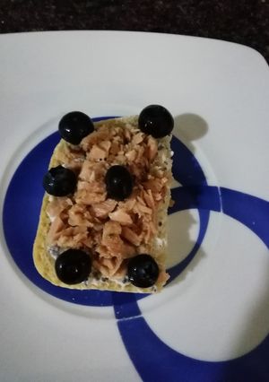 Una foto de Torrada casera: Yogur con chía, avena, nueces, atún y arándanos