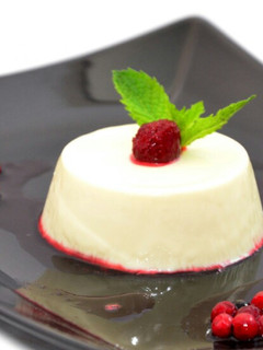 Una foto de Pannacotta con coulis de fresa