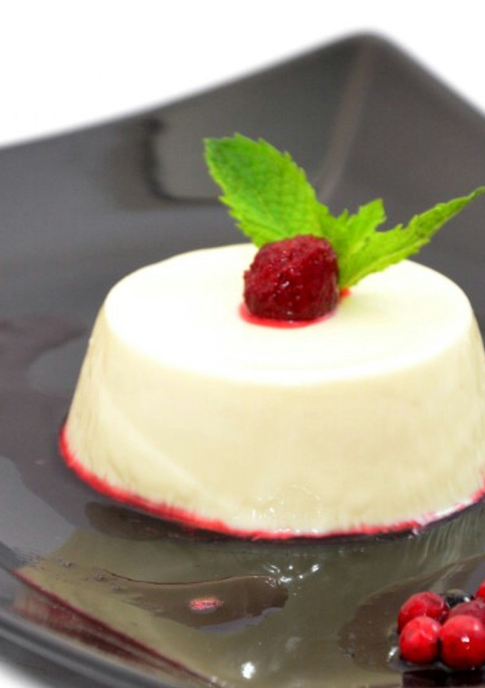 Una foto de Pannacotta con coulis de fresa