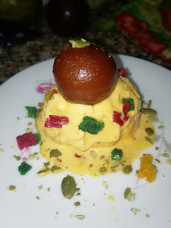 A picture of Mango Icecream with gulab jamun.